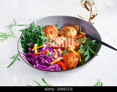 Italienische Pasta. Cavatappi mit Fleischbällchen und Salat auf dunklem Hintergrund. Abendessen. Slow Food Konzept Stockfoto