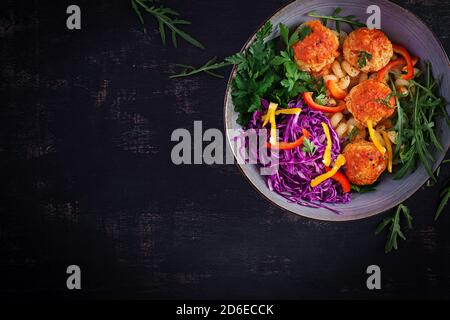 Italienische Pasta. Cavatappi mit Fleischbällchen und Salat auf dunklem Hintergrund. Abendessen. Draufsicht, Overhead. Slow Food Konzept Stockfoto