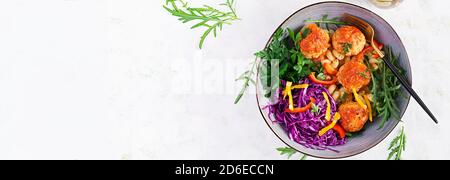 Italienische Pasta. Cavatappi mit Fleischbällchen und Salat auf dunklem Hintergrund. Abendessen. Draufsicht, Banner. Slow Food Konzept Stockfoto