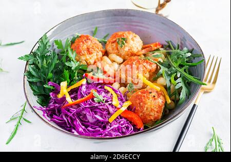 Italienische Pasta. Cavatappi mit Fleischbällchen und Salat auf dunklem Hintergrund. Abendessen. Slow Food Konzept Stockfoto