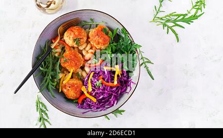 Italienische Pasta. Cavatappi mit Fleischbällchen und Salat auf dunklem Hintergrund. Abendessen. Draufsicht, Overhead. Slow Food Konzept Stockfoto