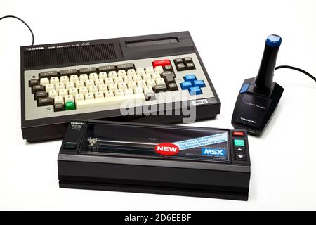 Toshiba HX 10 Home Computer mit Microsoft MSX Software und Joystick mit Plotter Drucker HX-P570 erstmals in den 1980er Jahren veröffentlicht Stockfoto