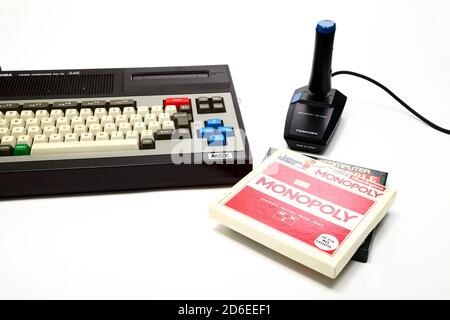 Toshiba HX 10 Home Computer mit Microsoft MSX Software und Joystick mit Monopoly und Scrabble Videospiele zum ersten Mal veröffentlicht in Die 1980er Jahre Stockfoto