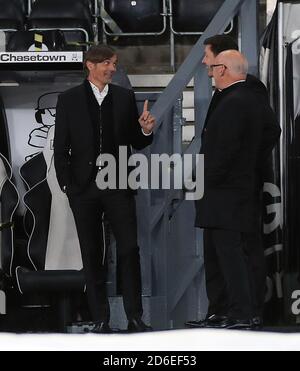 Derby County Manager Phillip Cocu (links) spricht vor dem Sky Bet Championship-Spiel im Pride Park, Derby, mit Besitzer Mel Morris (rechts) und mit dem Chief Executive Officer von Derby County Stephen Pearce (Mitte). Stockfoto