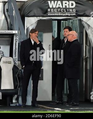 Derby County Manager Phillip Cocu (links) spricht mit Besitzer Mel Morris (rechts) und mit Derby County's Chief Executive Officer Stephen Pearce (Mitte) vor dem Sky Bet Championship Spiel im Pride Park, Derby. Stockfoto