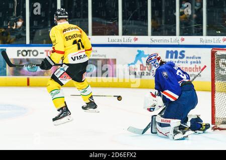 16.10.2020, Zürich, Hallenstadion, Nationalliga: ZSC Lions - SC Bern, # 35 Torhüter Ludovic Waeber (ZSC) wird von # 10 Tristan Scherwey (Bern) belästigt. Stockfoto