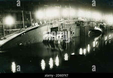 Umgedrehten Eastland Schiff in der Chicago River bei Nacht, Chicago, Illinois, 1915. Leistungsstarke elektrische Lichter helfen Arbeiter und Retter. Stockfoto