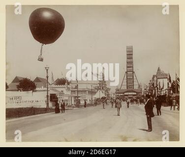 Blick auf die Midway Plaisance auf der Columbian Exposition der Welt, Chicago, Illinois, 1893. Die Ansicht umfasst das Riesenrad und den unverlierbaren Ballon. Stockfoto