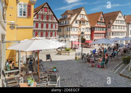 Straßencafés am Holzmarkt vor dem Georgsbrunnen, Tübingen, Baden-Württemberg, Deutschland Stockfoto