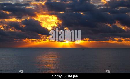 Sonnenaufgang über dem ligurischen Meer, Imperia, Italien Stockfoto