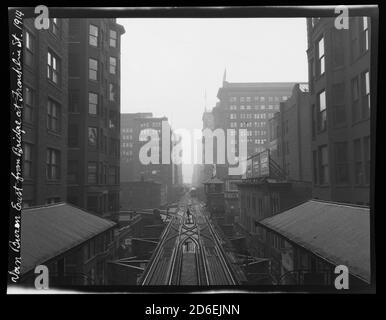 Erhöhte Bahngleise auf der Van Buren Street östlich von der Brücke an der Franklin Street, Chicago, Illinois, 1914. Stockfoto