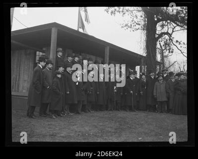 Kommunale Richter vor dem umgesiedelten Cahokia Courthouse zum Zeitpunkt ihrer Inbetriebnahme, Jackson Park, Chicago, Illinois, November 1906. Stockfoto