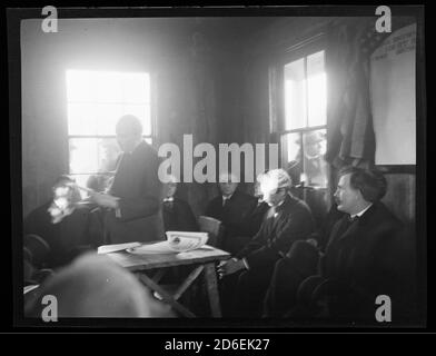 Kommunale Richter im umgesiedelten Cahokia Courthouse zum Zeitpunkt ihrer Inbetriebnahme, Jackson Park, Chicago, Illinois, November 1906. Stockfoto