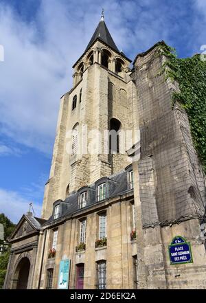 Glockenturm der Kirche Saint-Germain-des-Pres vom Place Saint-Germain des Pres. Paris, Frankreich. Stockfoto