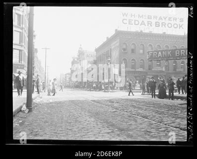 Blick auf die Südseite der Halsted Street in der Madison Street, Chicago, Illinois, 1906. Stockfoto