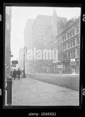 Blick auf die Westseite der Dearborn Street, südlich von der Washington Street, Chicago, Illinois, um 1905. Stockfoto