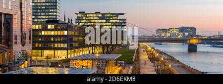 Panorama von der Hohenzollernbrücke zum Hotel Hyatt, Landschaftsverband Rheinland, Lanxess Tower, Wirtschaftskanzlei Görg, Rhein mit Deutzerbrücke und Rheinauhafen mit Kranhäusern, Köln, Nordrhein-Westfalen, Deutschland, Europa Stockfoto