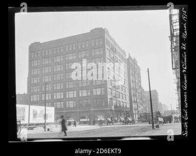 Blick auf die südöstliche Ecke von Clinton Street und Adams Street, Chicago, Illinois, März 1915. Stockfoto