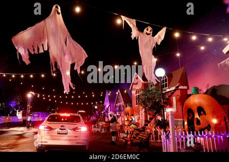 Los Angeles, USA. Oktober 2020. Die Menschen nehmen am 15. Oktober 2020 an der HAUNTOWEEN LA Teil, einer immersiven und interaktiven Halloween Drive-Thru-Erfahrung in Woodland Hills, Los Angeles, USA. Vom 9. Oktober bis Halloween wird hier eine Reihe familienfreundlicher und interaktiver Halloween-Drive-Feierlichkeiten angeboten. Besucher haben die Möglichkeit, durch eine Vielzahl von Installationen zu fahren, um Halloween inmitten der COVID-19 Pandemie zu feiern. Quelle: Xinhua/Alamy Live News Stockfoto