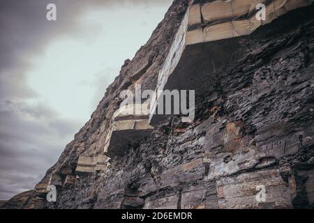 Geschichtetes Gestein der jurassic Klippe in Kimmeridge Bay, Devon, kommen prähistorische Gesteine, die dolomitischen Kalkstein und Fossilien enthalten, häufig im gesamten vor Stockfoto