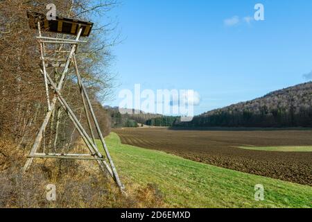 Deutschland, Baden-Württemberg, St. Johann, Ansitz Wiese Ackerwald im Längental bei St. Johann. Das Längental ist das zweitgrößte Karstbecken der Schwäbischen Alb und wird derzeit im Projekt Kaltluftseen erkundet. Stockfoto