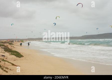 Kitesurfer am Strand von Kap Verde, Insel Sal Stockfoto