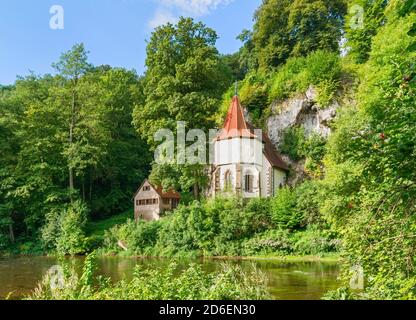 Deutschland, Baden-Württemberg, Dörzbach, die Kapelle 'S t. Wendel zum Stein' ist eine spätgotische Wallfahrtskapelle auf der Jagst in der NSG St. Wendel zum Stein. Stockfoto