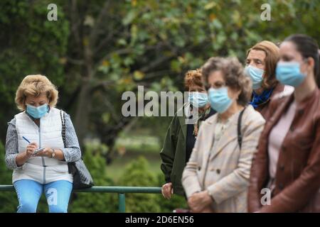 Bukarest, Rumänien - 10. Oktober 2020: Maskierte Menschen versammelten sich mit sozialer Distanz während eines Erdbebenvorbereitungstreffens in Buchar Stockfoto