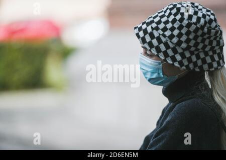 Bukarest, Rumänien - 10. Oktober 2020: Maskierte Menschen versammelten sich mit sozialer Distanz während eines Erdbebenvorbereitungstreffens in Buchar Stockfoto