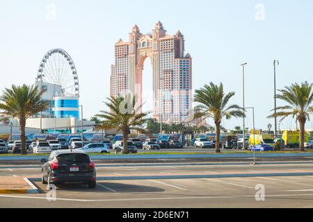 Abu Dhabi, Vereinigte Arabische Emirate - 9. April 2019: Blick auf die Straße mit Riesenrad und Palmen von Abu Dhabi Al Marina Stockfoto