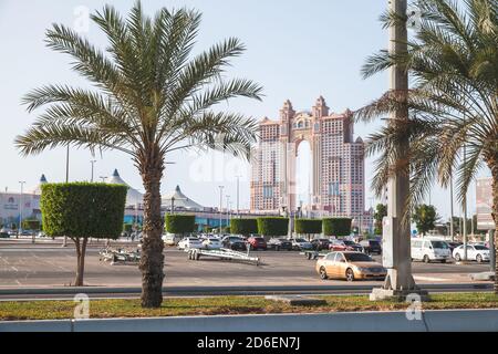 Abu Dhabi, Vereinigte Arabische Emirate - 9. April 2019: Blick auf die Straße mit Palmen von Abu Dhabi Al Marina Stockfoto