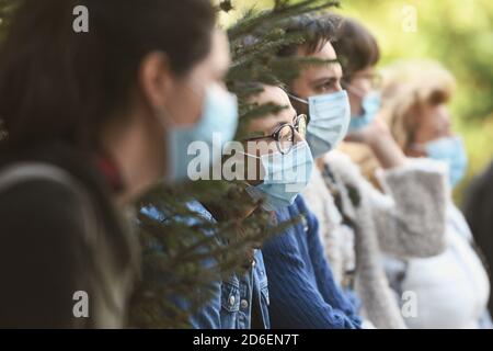 Bukarest, Rumänien - 10. Oktober 2020: Maskierte Menschen versammelten sich mit sozialer Distanz während eines Erdbebenvorbereitungstreffens in Buchar Stockfoto