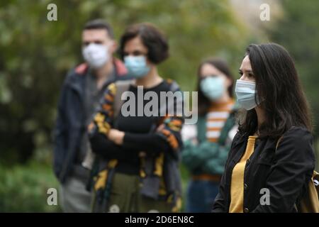 Bukarest, Rumänien - 10. Oktober 2020: Maskierte Menschen versammelten sich mit sozialer Distanz während eines Erdbebenvorbereitungstreffens in Buchar Stockfoto