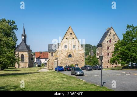 Deutschland, Bayern, Rödental - Mönchröden, ehemaliges Kloster Mönchröden, von li. Klosterkirche = ev. Christus Kirche, Refektorium, Prälatur. Das Kloster Mönchröden, 1149 gegründet und 1531 aufgelöst, ist ein ehemaliges Benediktinerkloster im Rödentalbezirk Mönchröden. Es war der Diözese Würzburg untergeordnet. Stockfoto