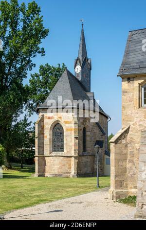 Deutschland, Bayern, Rödental - Mönchröden, ehemaliges Kloster Mönchröden, Klosterkirche, spätgotische 15. Jahrhundert, seit 1971 Evangelisch-Lutherische Christuskirche. Das Kloster Mönchröden, 1149 gegründet und 1531 aufgelöst, ist ein ehemaliges Benediktinerkloster im Stadtteil Mönchröden von Rödental. Es war der Diözese Würzburg untergeordnet. Stockfoto