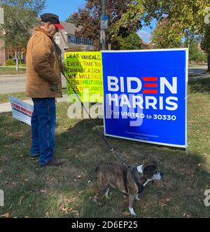 Racine, Wisconsin, USA. Oktober 2020. Josh Collum sagte Freitag, 16. Oktober 2020, dass die Biden - Harris Kampagne Zeichen in seinem Vorgarten in Racine, Wisconsin vier Mal vandalisiert worden sind. Seine Antwort ist, ein Zeichen zu verkleben, das jedes Mal, wenn die Zeichen in Zukunft zerstört werden, Spenden in Höhe von jeweils 25 Dollar für die Kampagne und die geplante Elternschaft verspricht. (Bild: © Mark HertzbergZUMA Wire) Stockfoto