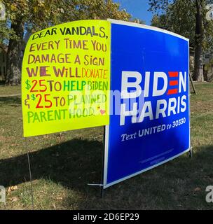 Racine, Wisconsin, USA. Oktober 2020. Josh Collum sagte Freitag, 16. Oktober 2020, dass die Biden - Harris Kampagne Zeichen in seinem Vorgarten in Racine, Wisconsin vier Mal vandalisiert worden sind. Seine Antwort ist, ein Zeichen zu verkleben, das jedes Mal, wenn die Zeichen in Zukunft zerstört werden, Spenden in Höhe von jeweils 25 Dollar für die Kampagne und die geplante Elternschaft verspricht. (Bild: © Mark HertzbergZUMA Wire) Stockfoto