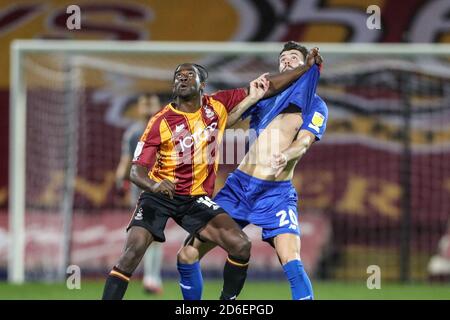 Clayton Donaldson (10) aus Bradford City und Connor Hall (20) Von Harrogate Town Schlacht Stockfoto