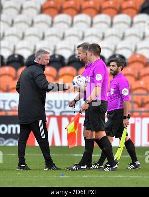 Paul Lambert Manager von Ipswich Town bietet eine Faustfalle an An die Beamten am Ende des Spiels Stockfoto