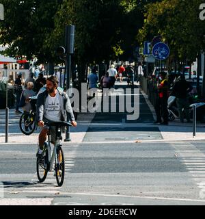 Fahrradweg in einer städtischen Straße in Lissabon, Portugal Stockfoto