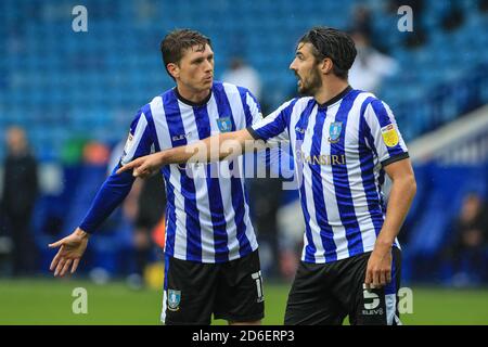 Callum Paterson (5) von Sheffield Wednesday und Adam Reach (11) Von Sheffield Mittwoch diskutieren ein Set Stück des Spiels Stockfoto