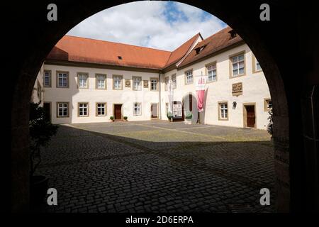 Deutschordensschloss in der historischen, denkmalgeschützten Altstadt von Münnerstadt, Unterfranken, Bayern, Deutschland Stockfoto