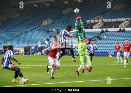 Seny Dieng (13) von Queens Park Rangers schlägt den Ball Sicherheit Stockfoto