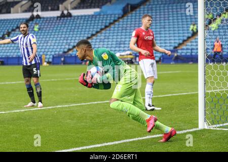 Seny Dieng (13) von Queens Park Rangers macht einen Spar Stockfoto