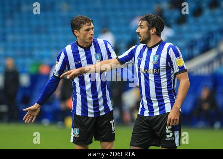 Callum Paterson (5) von Sheffield Wednesday und Adam Reach (11) Von Sheffield Mittwoch diskutieren ein Set Stück des Spiels Stockfoto