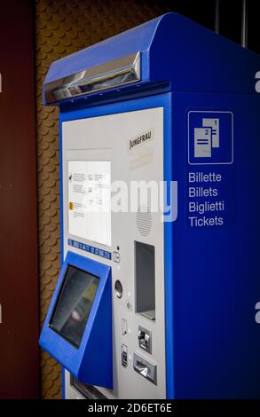 Fahrkartenautomat an einem Bahnhof in der Schweiz - GRAFSCHAFT BERN. SCHWEIZ - 9. OKTOBER 2020 Stockfoto