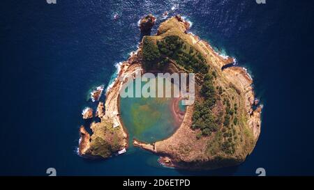 Drohnenaufnahme der Vulkaninsel auf den azoren Ilhéu Vila Franca Tun Sie Campo Stockfoto