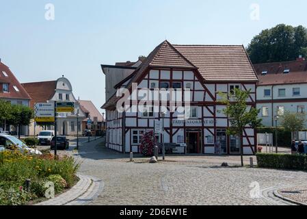 Deutschland, Mecklenburg-Vorpommern, Rügen, Bergen, Stadtinformationen zum Marktplatz Stockfoto