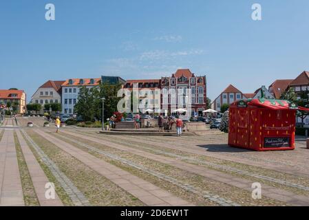 Deutschland, Mecklenburg-Vorpommern, Rügen, Bergen, Marktplatz mit historischen Stadthäusern und einem Erdbeerverkauf Stockfoto