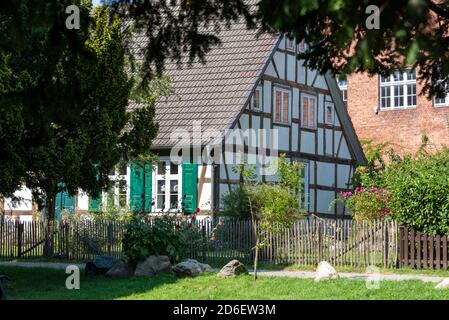 Deutschland, Mecklenburg-Vorpommern, Rügen, Bergen, altes Fachwerkhaus Stockfoto